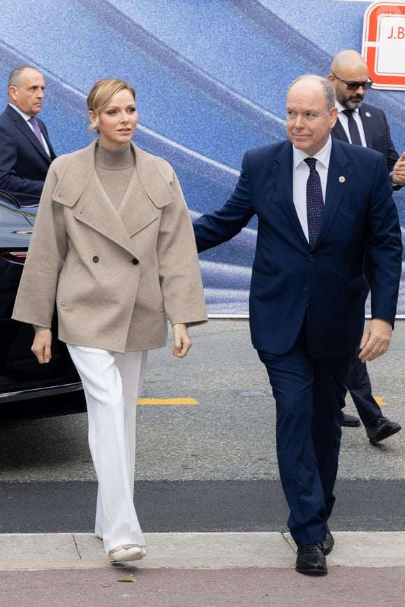 Le prince Albert II et la princesse Charlène de Monaco offrent des cadeaux aux personnes défavorisées au siège de la Croix-Rouge monégasque, le 14 novembre 2024, dans le cadre des célébrations de la Fête nationale monégasque. © Olivier Huitel/Pool Monaco/Bestimage
