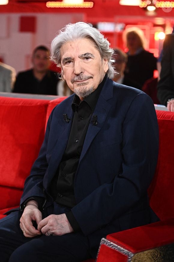 Cette disparition survient peu de temps après celle de Joël Prévost, chanteur et compagnon de route, mort en novembre 2024. 

Exclusif - Serge Lama - Enregistrement de l'émission "Vivement dimanche" au studio Gabriel à Paris le 23 janvier 2024, diffusée le 11 février 2024 sur France 3. 
© Guillaume Gaffiot / Bestimage 

No web pour la Belgique et la Suisse