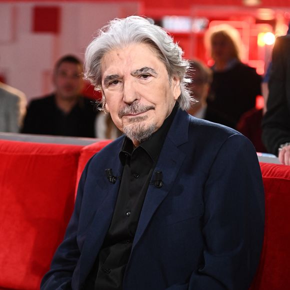 Cette disparition survient peu de temps après celle de Joël Prévost, chanteur et compagnon de route, mort en novembre 2024. 

Exclusif - Serge Lama - Enregistrement de l'émission "Vivement dimanche" au studio Gabriel à Paris le 23 janvier 2024, diffusée le 11 février 2024 sur France 3. 
© Guillaume Gaffiot / Bestimage 

No web pour la Belgique et la Suisse