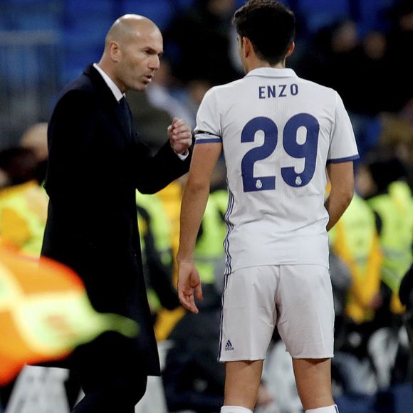 L'adorable photo n'a pas manqué d'attendrir les internautes qui savent...

L'entraîneur français du Real Madrid, Zinedine Zidane (G), donne des instructions à son fils, le milieu de terrain Enzo Zidane, lors du match retour des 32e de finale de la Coupe du Roi contre Cultural Leonesa, au stade Santiago Bernabeu de Madrid, en Espagne, le 30 novembre 2016. Photo by Juanjo Martin/Efe/ABACAPRESS.COM
