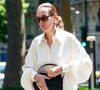 Vêtue d'un haut blanc et cachée sous des lunettes de soleil, Carole Bouquet est arrivée digne à la cérémonie

Exclusif - Carole Bouquet - Arrivées aux obsèques de Francis Giacobetti à la chapelle Saint Pierre de Neuilly-sur-Seine, France, le 12 juin 2025. © Christophe Clovis/Bestimage