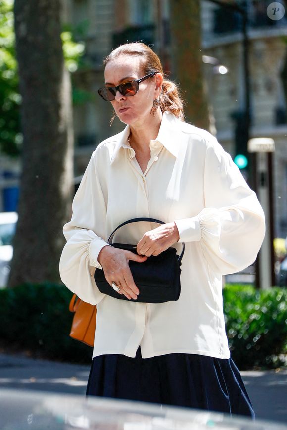 Vêtue d'un haut blanc et cachée sous des lunettes de soleil, Carole Bouquet est arrivée digne à la cérémonie

Exclusif - Carole Bouquet - Arrivées aux obsèques de Francis Giacobetti à la chapelle Saint Pierre de Neuilly-sur-Seine, France, le 12 juin 2025. © Christophe Clovis/Bestimage