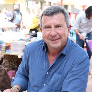 Il préfère désormais profiter pleinement de chaque journée plutôt que de vivre dans l'angoisse.

Pascal Bataille  - Festival du Livre de Paris 2025 au Grand Palais à Paris le 11 avril 2025.
© Denis Guignebourg / Bestimage
