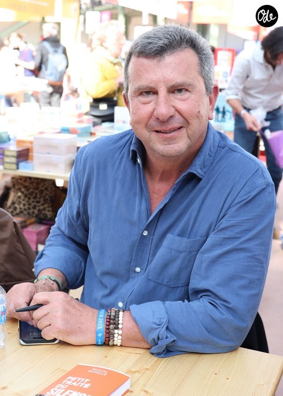 Il préfère désormais profiter pleinement de chaque journée plutôt que de vivre dans l'angoisse.

Pascal Bataille  - Festival du Livre de Paris 2025 au Grand Palais à Paris le 11 avril 2025.
© Denis Guignebourg / Bestimage