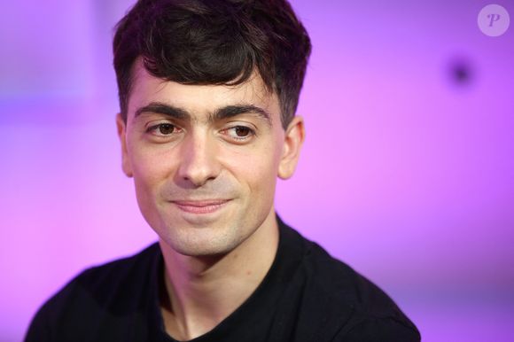 Exclusif - Florian Rossi - Répétitions des artistes pour l'émission "Duos Mystères" à la Seine Musicale à Paris, qui sera diffusée le 12 juin sur TF1.
© Gaffiot-Moreau / Bestimage

Pour la première fois à la télévision, les plus grandes stars acceptent de monter sur scène pour chanter un duo…sans savoir avec qui elles vont le partager !
Bienvenue dans un cache-cache musical inédit où les artistes et le public iront de surprises en surprises !
Après le succès de la première émission, « DUOS MYSTERES » est de retour sur TF1 le samedi 12 juin à 21h05 pour de nouveaux duos étonnants et exceptionnels.

Pour chaque duo, les 2 artistes répètent seuls de leur côté, arrivent sur scène sans se croiser et prennent place de part et d’autre d’un mur écran. Ils commencent à chanter alors qu’ils ne savent toujours pas qui est avec eux sur scène ! Leurs voix vont se mêler avant même que les 2 personnalités ne se soient vues ! Sauront-elles se reconnaître ? Comment réagiront-elles quand le mur se lèvera enfin ?

Dans « DUOS MYSTERES » tout commence par un jeu avant de basculer dans l’émotion … Car, bien sûr, tous ces duos mystères ne sont pas associés par hasard ! Les artistes qui partageront la scène sont tous unis par une histoire forte ! Nous allons vous raconter ces histoires, ces parcours de vie, ces liens d’amitié, d’amour ou d’admiration…

Le téléspectateur assistera aux premières loges à ce duo unique : il est le témoin privilégié d’une rencontre artistique aussi excitante qu’inattendue. Mais surtout, il pourra lui aussi jouer : pour la plupart des duos, on ne lui dévoilera qu’une seule des deux célébrités et il devra reconnaître à sa voix uniquement l’artiste mystère ! Et, avant de découvrir la voix de la première célébrité, des indices seront donnés au téléspectateur pour l’aider dans sa recherche.

Tendez bien votre oreille !
Saurez-vous deviner avec qui chacune des personnalités partagera l’affiche ?
Quelle sera l’émotion des artistes lorsqu’ils se découvriront enfin ?