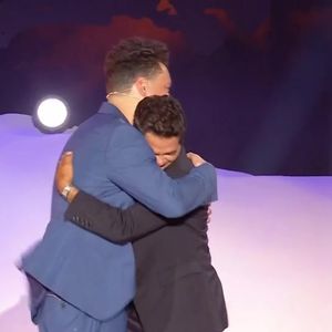 Il a ensuite invité Kev Adams à le rejoindre sur scène pour lui rendre hommage à sa manière.

Kev Adams et Jamel Debbouze lors de la troisième édition du Festival "L'humour à la plage" diffusée sur TF1 jeudi 27 août 2026

Capture d'écran TF1 "L'humour à la plage"