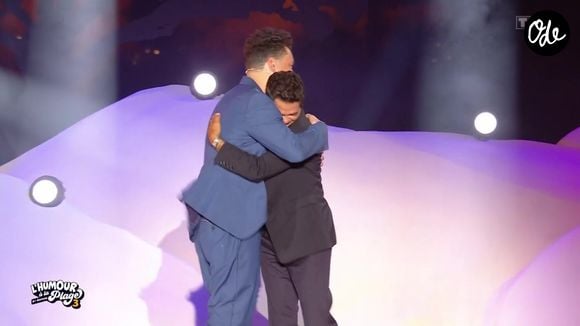 Il a ensuite invité Kev Adams à le rejoindre sur scène pour lui rendre hommage à sa manière.

Kev Adams et Jamel Debbouze lors de la troisième édition du Festival "L'humour à la plage" diffusée sur TF1 jeudi 27 août 2026

Capture d'écran TF1 "L'humour à la plage"