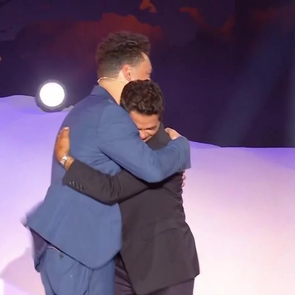 Il a ensuite invité Kev Adams à le rejoindre sur scène pour lui rendre hommage à sa manière.

Kev Adams et Jamel Debbouze lors de la troisième édition du Festival "L'humour à la plage" diffusée sur TF1 jeudi 27 août 2026

Capture d'écran TF1 "L'humour à la plage"
