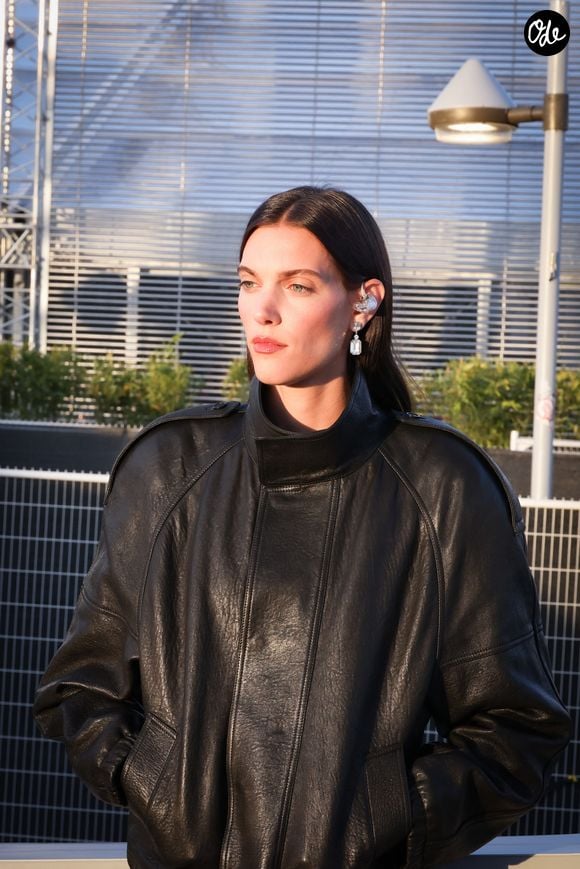 Charlotte Cardin pose en backstage de l'émission "C à vous" lors du 79ème Festival International du Film de Cannes le 14 mai 2026. © Jack Tribeca/Bestimage