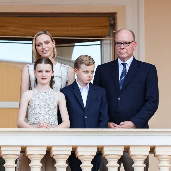La famille princière a assisté au lancement des festivités de la Saint-Jean

Le prince Albert II de Monaco, la princesse Charlène de Monaco, le prince héréditaire Jacques de Monaco, marquis des Baux, la princesse Gabriella de Monaco, comtesse de Carladès au balcon du Palais princier lors de la célébration de la fête de la Saint Jean sur la Place du Palais princier de Monaco. La Saint Jean est à l'origine une fête païenne puis chrétienne. Pour les païens, c'était une fête qui célébrait les moissons. Une fois christianisée, cette fête est devenue celle du solstice d'été et donc la fête de la lumière. © Claudia Albuquerque/Bestimage
