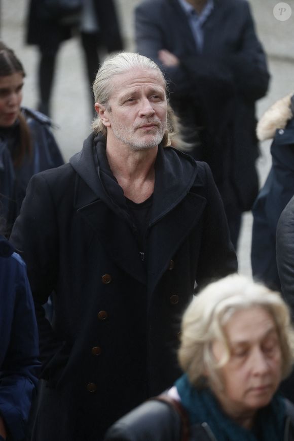 Exclusif - Emmanuel Petit - Obsèques de Jérôme Le Fauconnier au cimetière du Père Lachaise à Paris, le 10 octobre 2024. Le journaliste de "L'Equipe" est décédé dans la nuit du 3 au 4 octobre 2024 à l'âge de 57 ans, des suites de la maladie de Charcot. © Christophe Clovis / Bestimage