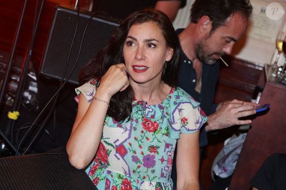 Elle y vit précisément depuis 2000, soit depuis plus de vingt ans. 

Olivia Ruiz participe à la soirée " L'Ete Litteraire & Musical " aux Deux Magots le 27 juin 2022 à Paris, France. Photo par Jerome Domine/ABACAPRESS.COM