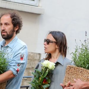 Exclusif Thomas Bangalter, sa femme Elodie Bouchez, Romain Duris - Après l'hommage à Philippe Cerboneschi (Zdar), le cortège de la famille et des proches se dirige à pied de la place Marcel Aymé vers le Cimetière de Montmartre à Paris le 2 juillet 2019. Agence /Bestimage