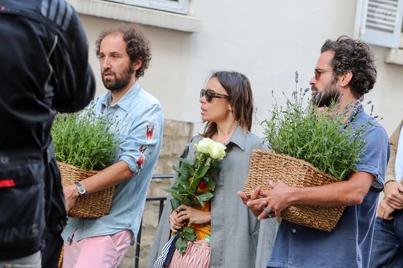 Exclusif Thomas Bangalter, sa femme Elodie Bouchez, Romain Duris - Après l'hommage à Philippe Cerboneschi (Zdar), le cortège de la famille et des proches se dirige à pied de la place Marcel Aymé vers le Cimetière de Montmartre à Paris le 2 juillet 2019. Agence /Bestimage