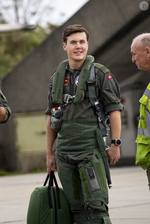Le Prince héritier Christian vole à bord d'un avion F-16 depuis la caserne de Skrydstrup, le lundi 13 octobre 2025. Ce vol est l'un des derniers vols d'entraînement quotidiens pour l'avion de chasse F16. Plus tard dans l'année, le F-16 sera remplacé par le F-35, qui n'a de place que pour le pilote.  Photo by Ida Marie Odgaard/Ritzau Scanpix/ABACAPRESS.COM