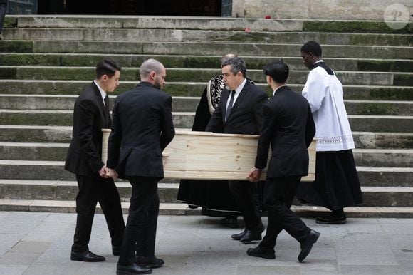 qui se sont déroulées à l'église Saint-Roch à Paris

Le cercueil arrivant à la cérémonie d'obsèques de Catherine Laborde à l'église Saint-Roch à Paris, France, le 6 février 2025. L'emblématique présentatrice météo de TF1 est décédée le 28 janvier 2025 à l'âge de 73 ans, des suites d'une démence à corps de Lewy, une maladie neurodégénérative dont Catherine Laborde souffrait depuis 2014. Photo by Nasser Berzane/ABACAPRESS.COM