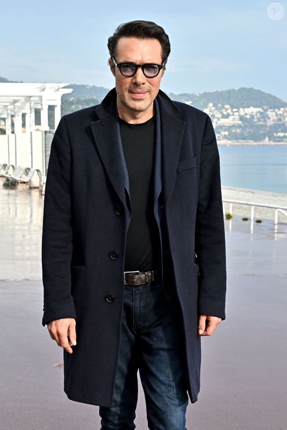 Nicolas Bedos lors d'un photocall en extérieur du film "Mascarade" lors de la 4ème édition du festival Cinéroman à Nice le 8 octobre 2022.

© Bruno Bebert / Bestimage