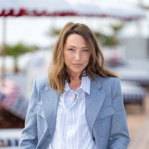 Laura Smet participe à la séance photo « Surface » dans le cadre du 8e Festival international Canneseries, à la Plage du Majestic, le 28 avril 2025 à Cannes, en France. Photo : Shootpix/ABACAPRESS.COM