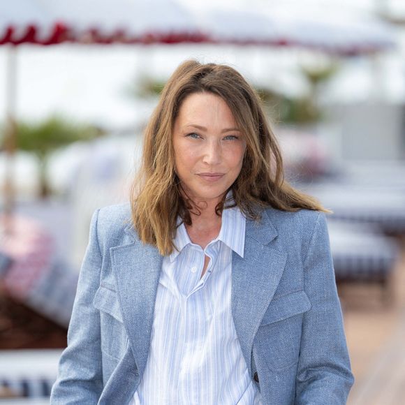 Laura Smet participe à la séance photo « Surface » dans le cadre du 8e Festival international Canneseries, à la Plage du Majestic, le 28 avril 2025 à Cannes, en France. Photo : Shootpix/ABACAPRESS.COM