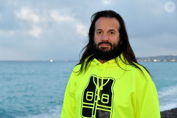 Alice Poussin, musicienne et cadette de 38 ans, est devenue la compagne de Francis Lalanne après une rencontre fortuite.

Exclusif - Francis Lalanne, tête de liste de l'Alliance Jaune pour les élections Européennes en campagne à Nice, France, le 10 mai 2019. © Bruno Bébert/Bestimage