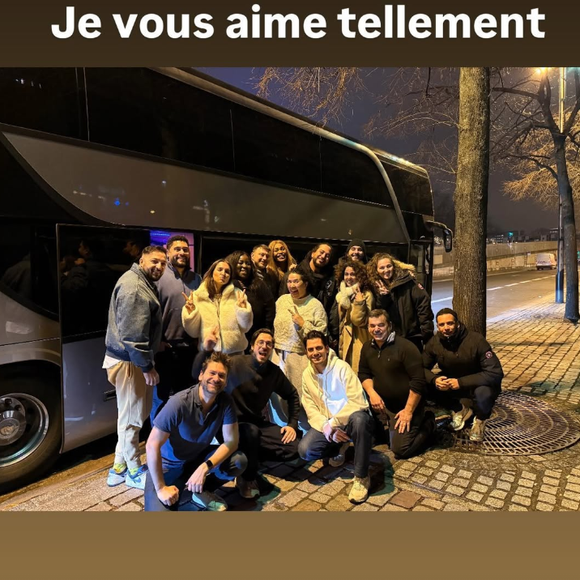 Slimane dévoile une photo de son équipe plus soudée que jamais avant de repartir en tournée.