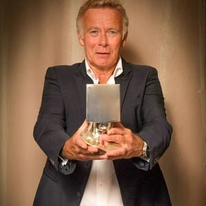 "Vous assisterez au tournage, prévu en 2026, et rencontrerez le comédien et réalisateur dont le dernier film, Un Ours dans le Jura, a rencontré un succès critique et commercial, comptabilisant plus d’un million d’entrées au box-office"

Franck Dubosc pose avec son prix lors de la soirée de clôture de la 7eme édition du Festival Cinéroman, à Nice, le 4 octobre 2025.
© Bruno Bebert/Bestimage