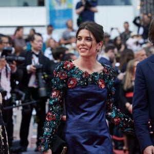 Dimitri Rassam a rejoint l’aventure, une arrivée qualifiée d’"immense soulagement" par Beatrice Borromeo.

Beatrice Borromeo, Charlotte Casiraghi et Dimitri Rassam - Montée des marches du film « Jeanne du Barry » pour la cérémonie d’ouverture du 76ème Festival International du Film de Cannes, au Palais des Festivals à Cannes. Le 16 mai 2023
© Jacovides-Moreau / Bestimage