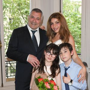 Exclusif - Jean-Marie Bigard, sa femme Lola Marois et leurs enfants Bella et Jules - Jean-Marie Bigard et Lola Marois lors de la cérémonie oecuménique à l'occasion du renouvellement de leurs voeux pour leur 10 ans de mariage. Le 27 mai 2021
© Coadic Guirec / Bestimage