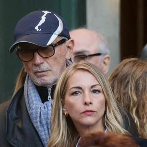 Thierry Lhermitte, sa femme Hélène (Hélène Aubert) - Sortie des Obsèques de Michel Blanc en l'église Saint-Eustache à Paris, le 10 octobre 2024. 
© Moreau / Jacovides / Bestimage