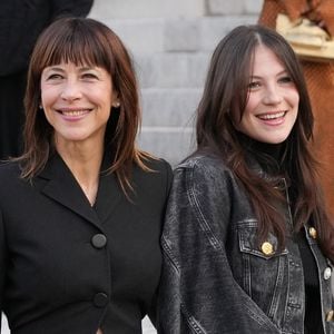 Sophie Marceau et Juliette Lemley assistent au défilé Schiaparelli haute couture printemps/été 2026 le 26 janvier 2026 à Paris, en France. Crédit Lucia Sabatelli/Bestimage