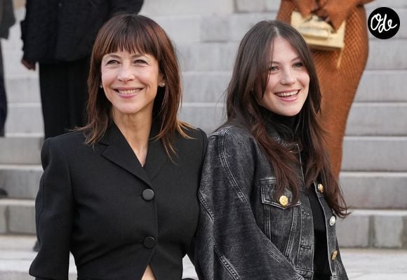 Sophie Marceau et Juliette Lemley assistent au défilé Schiaparelli haute couture printemps/été 2026 le 26 janvier 2026 à Paris, en France. Crédit Lucia Sabatelli/Bestimage