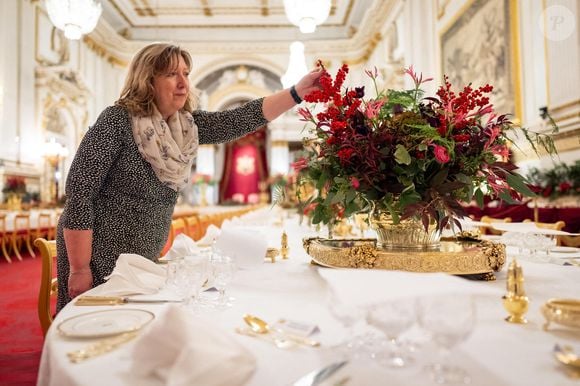 La touche finale est apportée aux fleurs de saison, par un fleuriste royal, sur les tables de la salle de bal du palais de Buckingham, à Londres, avant le banquet d'État de l'émir du Qatar, le cheikh Tamim bin Hamad Al Thani, lors de sa visite d'État au Royaume-Uni. Londres, Royaume-Uni, mardi 3 décembre 2024. Photo by Aaron Chown/PA Wire/ABACAPRESS.COM