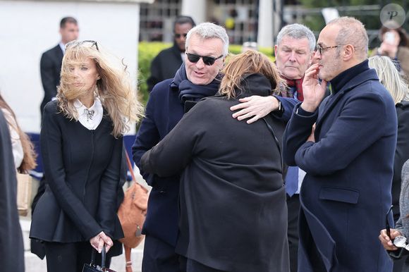 La comédienne est décédée le 20 mars 2026 à 67 ans, après un combat discret contre le cancer.

Arielle Dombasle, Laurent Ruquier, Michèle Bernier, Stéphane Bachot , Roland Perez - Sorties des obsèques d'Isabelle Mergault à la Coupole du Père-Lachaise à Paris le 30 mars 2026. © Cyril Moreau - Dominique Jacovides / Bestimage
