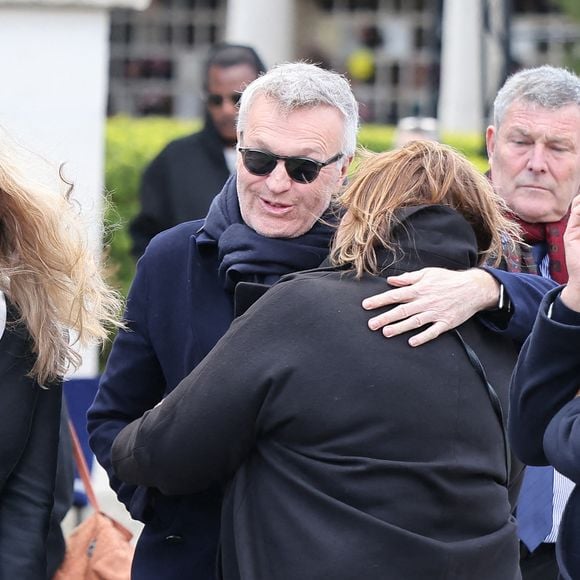 La comédienne est décédée le 20 mars 2026 à 67 ans, après un combat discret contre le cancer.

Arielle Dombasle, Laurent Ruquier, Michèle Bernier, Stéphane Bachot , Roland Perez - Sorties des obsèques d'Isabelle Mergault à la Coupole du Père-Lachaise à Paris le 30 mars 2026. © Cyril Moreau - Dominique Jacovides / Bestimage
