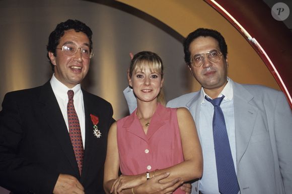 En France, dans les locaux d'AB Disques (AB Productions), Claude Berda est décoré de la légion d'honneur, en présence de Jean-Luc Azoulay et Dorothée.

© Alain Canu/TELE 7 JOURS via BestimageArchive