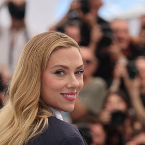 Scarlett Johansson au photocall du film "Eleanor The Great" lors du 78ème Festival International du Film de Cannes, au Palais des Festivals à Cannes, France, le 21 mai 2025. © Jacovides-Moreau/Bestimage