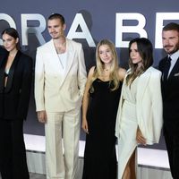 Victoria Beckham soutenue par les siens à Paris, son fils Brooklyn grand absent d'une soirée très spéciale