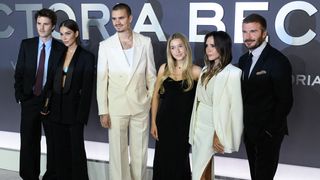 Victoria Beckham soutenue par les siens à Paris, son fils Brooklyn grand absent d'une soirée très spéciale