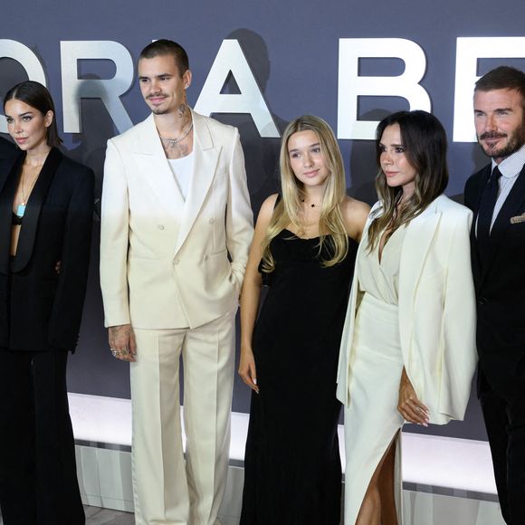 Victoria Beckham a participé à la Fashion Week de Paris.

Cruz Beckham, Jackie Apostel, Romeo Beckham, Harper Beckham, Victoria Beckham et David Beckham à la première mondiale de Victoria Beckham, au Curzon Mayfair. Crédit : Doug Peters/EMPICS