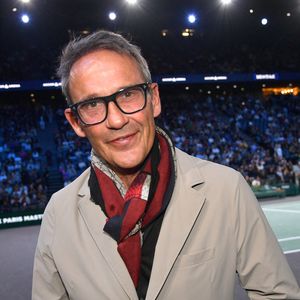 L'animateur a été opéré de l'épaule mais pourra reprendre ses activités dans les tous prochains jours.

Julien Courbet - Célébrités assistent à la finale du tournoi de tennis ATP Masters 1000 de Paris (Paris Rolex Master) remportée par Alexander Zverev contre Ugo Humbert à l'Accor Arena - Palais Omnisports de Paris-Bercy, Paris le 3 novembre 2024. © Veeren/Bestimage