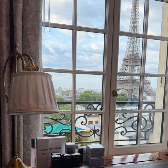 La chambre Signature Paris avec vue panoramique coûte en moyenne un peu plus de 6 100 euros la nuit.

Thylane Blondeau a partagé les coulisses de son mariage avec Benjamin Attal. Capture d'écran Instagram