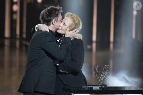 Sylvie Vartan sur scène reçoit un prix d'honneur de David Hallyday lors des 40èmes Victoires De La Musique à La Seine Musicale le 14 février 2025 à Boulogne-Billancourt, France. Photo de David NIVIERE/ABACAPRESS.COM