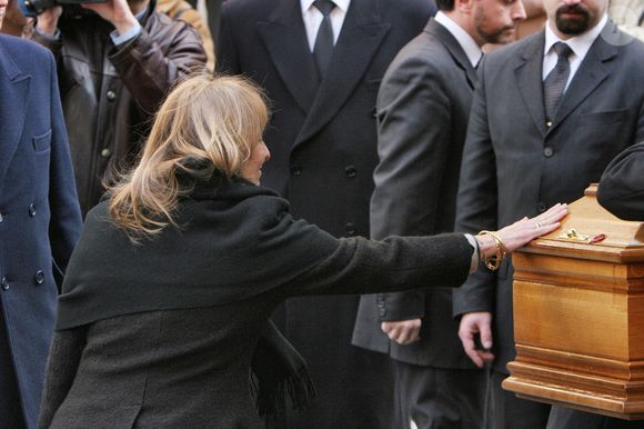 Françoise Bachelet quittant l'église St-Roch à Paris, France, le 21 février 2005, après une messe de funérailles pour son mari, le chanteur et compositeur Pierre Bachelet, décédé d'un cancer le 15 février. Photo Gorassini-Mousse/Abaca.
