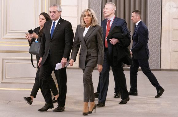 Si elle vit à un rythme effréné et brûle probablement pas mal de calories, elle exige que tout ce qui se trouve dans son assiette soit sain. 

Le président de la Nation argentine, Alberto Fernández et la Première dame française, Brigitte Macron au lancement du Laboratoire pour la protection de l’enfance en ligne au palais de l'Elysée à Paris, France, le 10 novembre 2022. © Jacques Witt/Pool/Bestimage