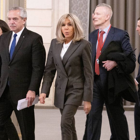 Si elle vit à un rythme effréné et brûle probablement pas mal de calories, elle exige que tout ce qui se trouve dans son assiette soit sain. 

Le président de la Nation argentine, Alberto Fernández et la Première dame française, Brigitte Macron au lancement du Laboratoire pour la protection de l’enfance en ligne au palais de l'Elysée à Paris, France, le 10 novembre 2022. © Jacques Witt/Pool/Bestimage
