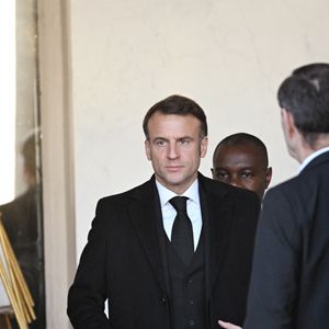 Le président Emmanuel Macron et sa femme Brigitte Macron participent à une minute de silence, au palais de l'Elysée, en hommage aux victimes du cyclone Chido à Mayotte le 23 décembre 2024.

© Eric Tschaen / Pool / Bestimage