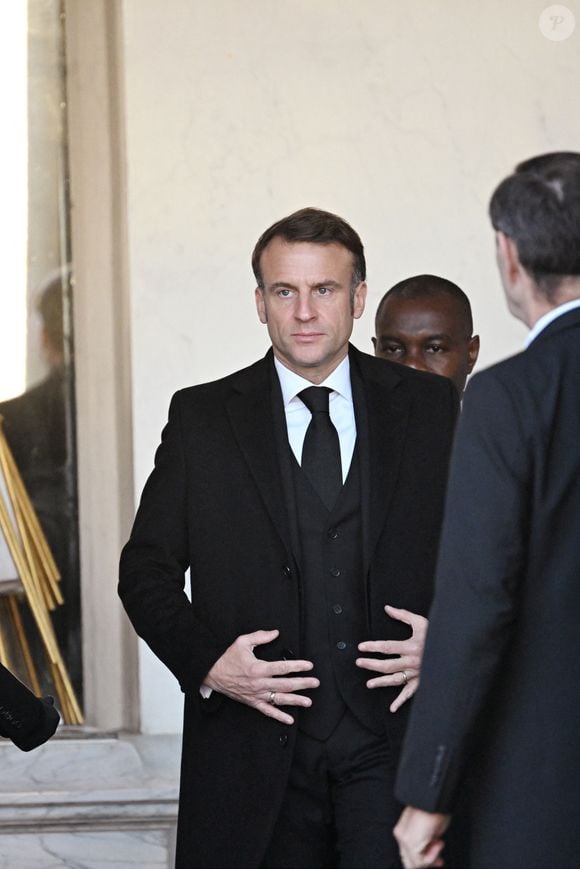 Le président Emmanuel Macron et sa femme Brigitte Macron participent à une minute de silence, au palais de l'Elysée, en hommage aux victimes du cyclone Chido à Mayotte le 23 décembre 2024.

© Eric Tschaen / Pool / Bestimage