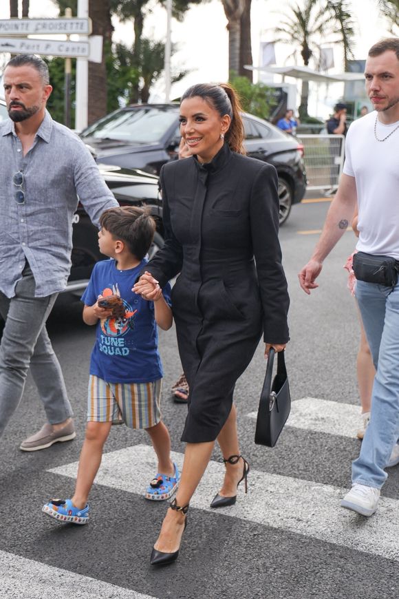 Aujourd’hui heureuse en couple et maman, elle reconnaît que c’est Tony qui lui a fait aimer la France et sa gastronomie.

Cannes, FRANCE  - Eva Longoria, à Cannes avec son mari José Bastón, et leur fils Santiago. Photo par Backgrid USA / Bestimage