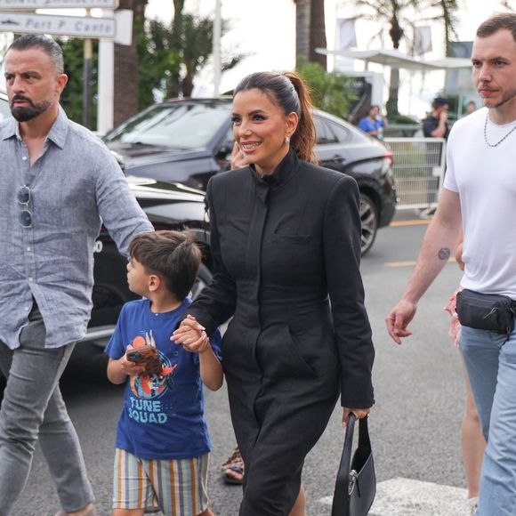 Aujourd’hui heureuse en couple et maman, elle reconnaît que c’est Tony qui lui a fait aimer la France et sa gastronomie.

Cannes, FRANCE  - Eva Longoria, à Cannes avec son mari José Bastón, et leur fils Santiago. Photo par Backgrid USA / Bestimage