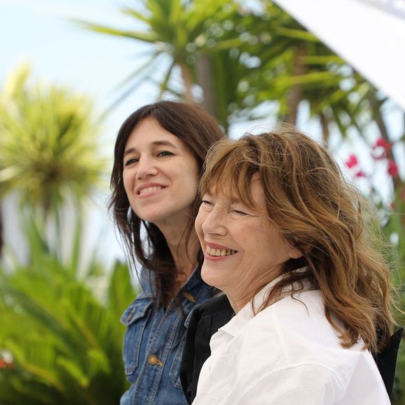 Jane Birkin (habillée en Celine), Charlotte Gainsbourg au photocall du film Jane par Charlotte (Cannes première) lors du 74ème festival international du film de Cannes le 8 juillet 2021

© Borde / Jacovides / Moreau / Bestimage